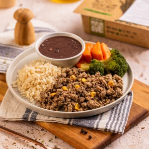 Arroz integral, feijão, carne moída com milho, legumes