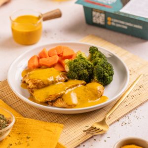 Frango ao molho de curry e leite de coco e legumes
