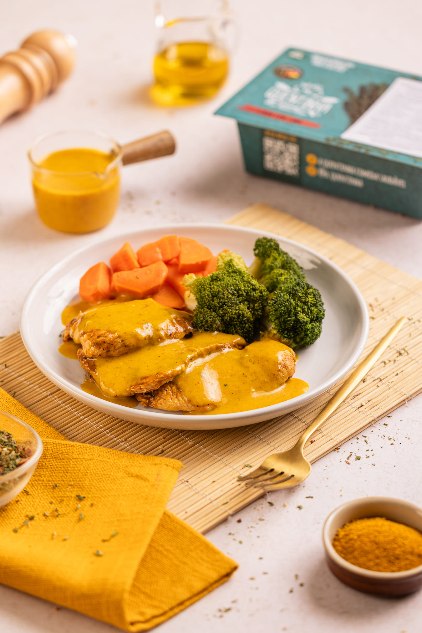 Frango ao molho de curry e leite de coco e legumes