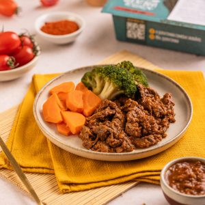 Iscas de carne ao molho ferrugem e cogumelos