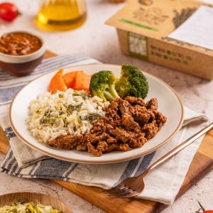 Arroz cremoso com alho poró, iscas de carne ao molho ferrugem e cogumelos, legumes