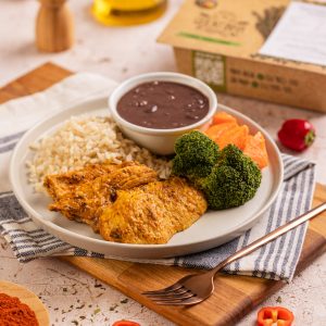 Arroz integral, feijão, frango grelhado, legumes