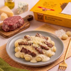 Nhoque ao molho quatro queijos e iscas de filé mignon