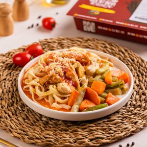 Talharim ao molho pomodoro e iscas de frango grelhada