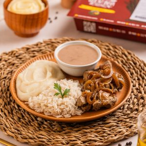 Filé suino acebolado, arroz branco, feijão carioca, Purê de aipim