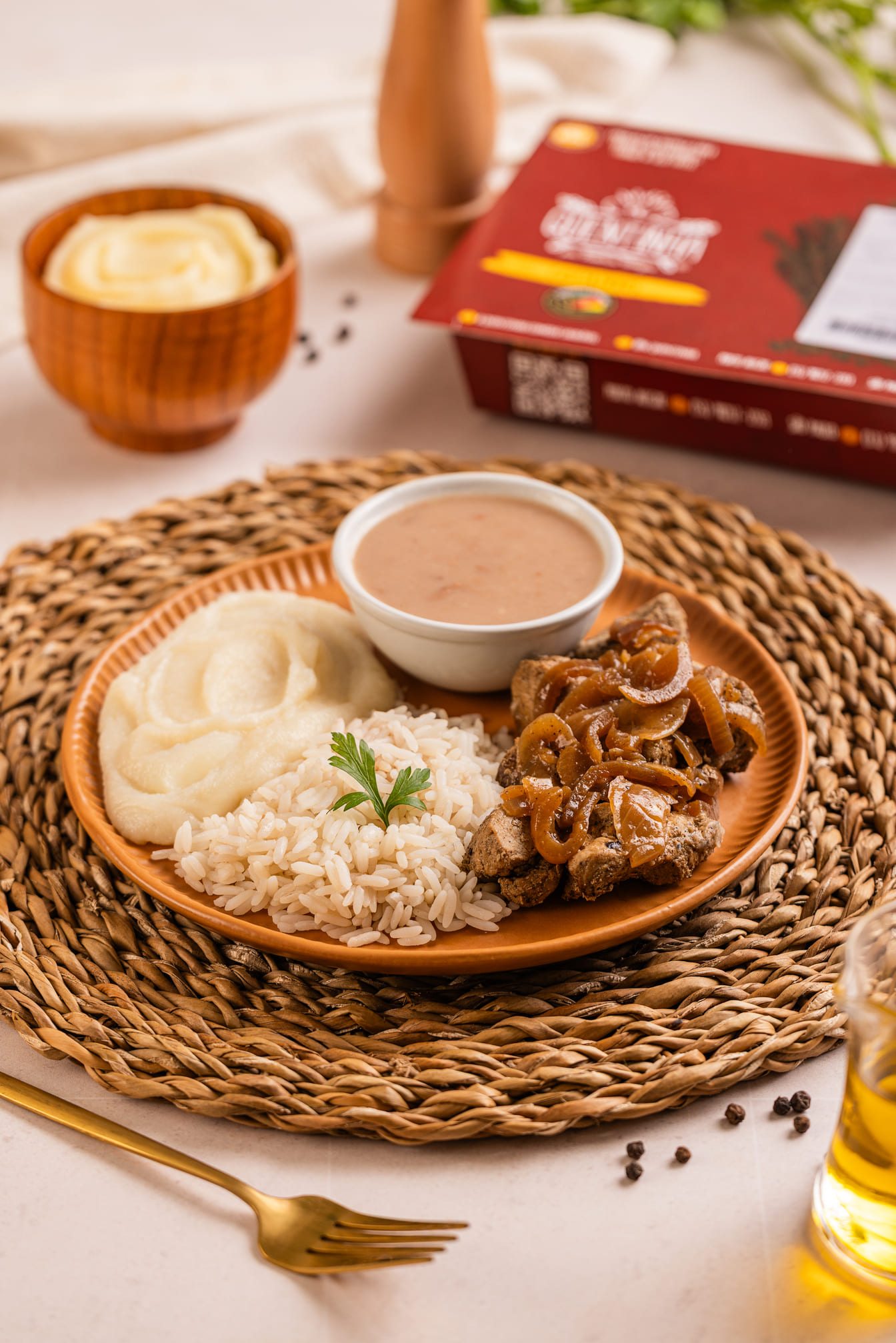Filé suino acebolado, arroz branco, feijão carioca, Purê de aipim