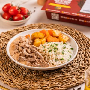 Strogonoff de carne, arroz branco, batata e cenoura rústica