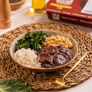 Feijoadinha, arroz branco, couve refogada, farofa