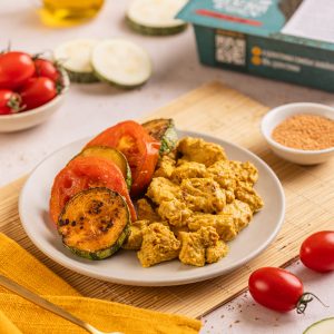 Frango em cubos marinado na mostarda, legumes.