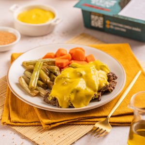 Iscas de carne ao molho de mostarda, legumes.