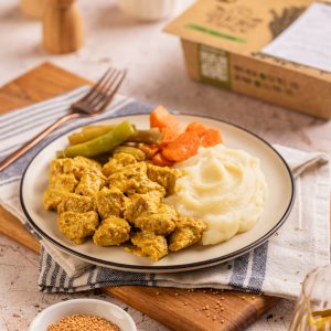 Purê de batata inglesa, frango em cubos marinado na mostarda, legumes.