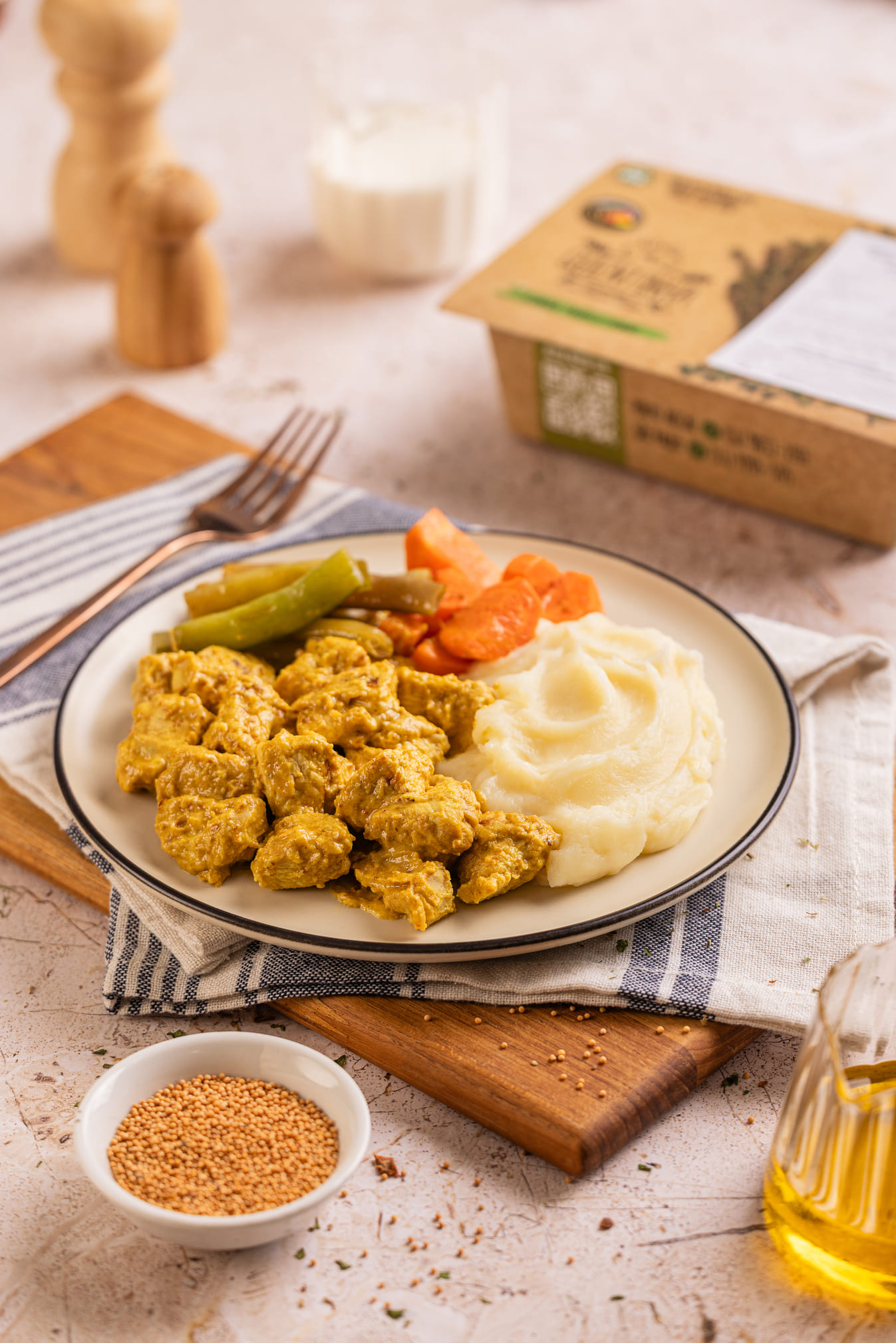 Purê de batata inglesa, frango em cubos marinado na mostarda, legumes.
